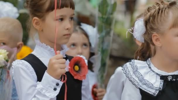 Dniepr, Ukraina - 1 września 2015: Pierwszy były uczniów trzymając bukiet kwiatów. — Wideo stockowe