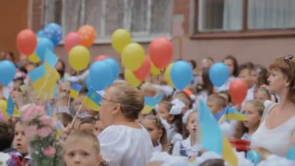 DNEPR, UCRÂNIA - 1 de setembro de 2015: crianças ucranianas iniciando a escola. Celebração do primeiro sino . — Vídeo de Stock
