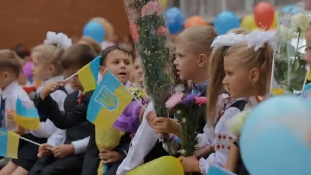 DNEPR, UCRÂNIA - 1 de setembro de 2015: crianças ucranianas iniciando a escola. Celebração do primeiro sino . — Vídeo de Stock