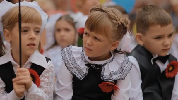 DNEPR, UCRÂNIA - 1 de setembro de 2015: Primeiros ex-alunos ucranianos na celebração do primeiro dia na escola . — Vídeo de Stock