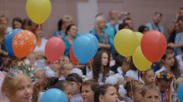 DNEPR, UCRÂNIA - 1 de setembro de 2015: crianças ucranianas iniciando a escola. Celebração do primeiro sino . — Vídeo de Stock