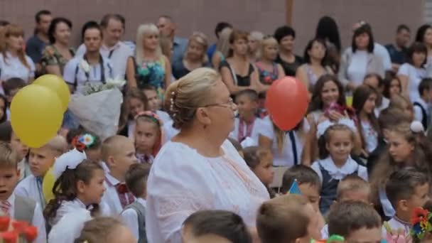 Dniepr, Ukraina - 1 września 2015: Ukraińskie dzieci idące do szkoły. Obchody pierwszego dzwona. — Wideo stockowe