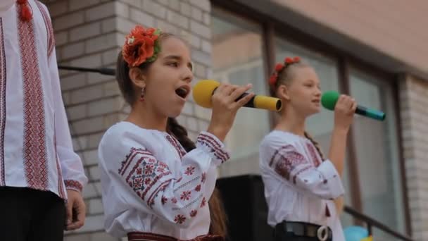 DNEPR, UCRAINA - 1 settembre 2015: gli alunni ucraini cantano una canzone — Video Stock