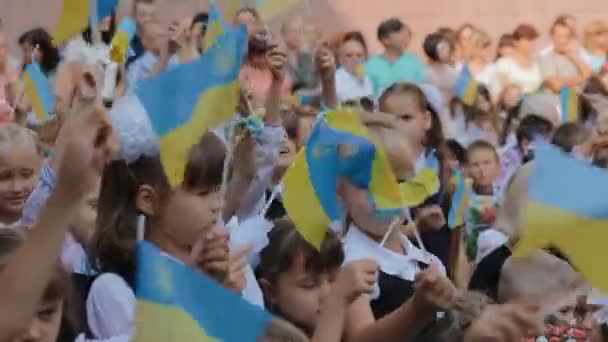 Dnepr, Ukraina - 1 September 2015: Ukrainska barn börjar skolan. Firandet av den första bell. — Stockvideo