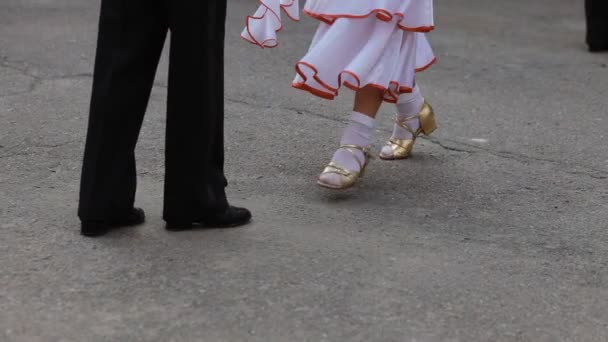 DNEPR, UKRAINE - September 1, 2015 : Ukrainian pupils dance waltz — Stock Video