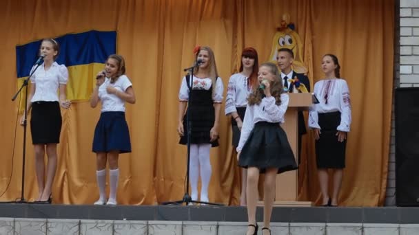 DNEPR, UKRAINE - September 1, 2015 : Ukrainian pupils sing a song — Stock Video