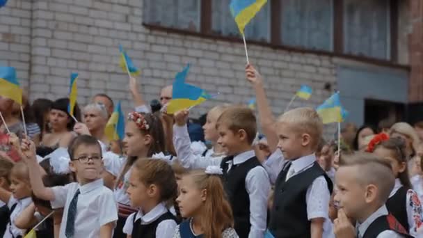 Dnepr, Ukraina - 1 September 2015: Ukrainska barn börjar skolan. Firandet av den första bell. — Stockvideo