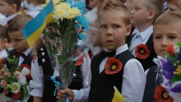 DNEPR, UCRÂNIA - 1 de setembro de 2015: Primeiros ex-alunos ucranianos na celebração do primeiro dia na escola . — Vídeo de Stock