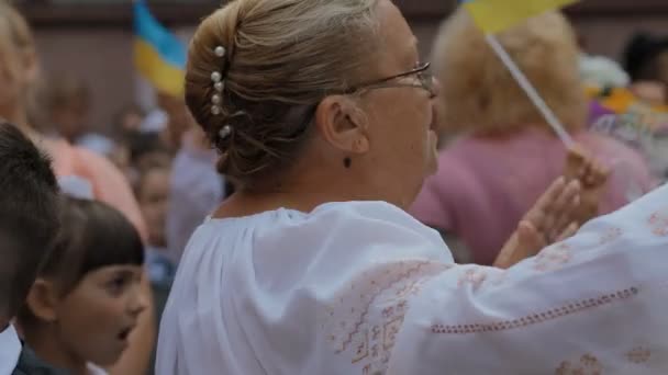 DNEPR, UCRANIA - 1 de septiembre de 2015: Los niños ucranianos comienzan la escuela. Celebración de la primera campana . — Vídeos de Stock