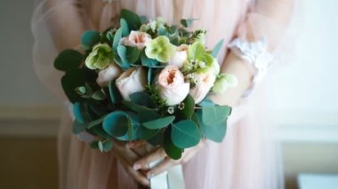 Düğün buketi tutan kadın
