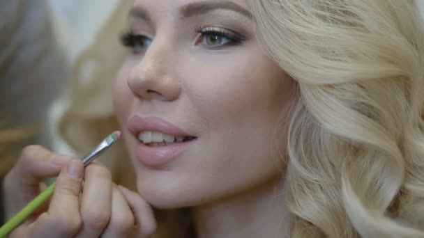 Maquillaje artista haciendo maquillaje para modelo — Vídeos de Stock