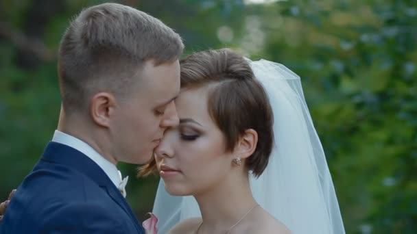 Braut und Bräutigam posieren im Freien mit natürlichem Licht — Stockvideo