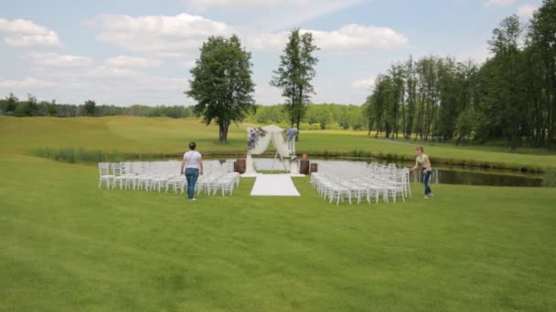 Las mujeres decoran el área para la ceremonia de la boda — Vídeo de stock