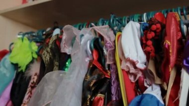 Dolap çocuk karnaval kostümleri tam