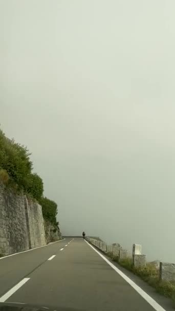Езда по Сустенпассу в Швейцарии в тумане — стоковое видео