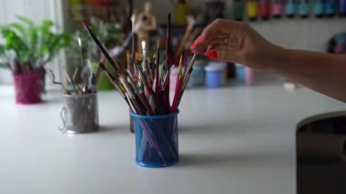 Resim için fırça seçen kadın