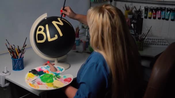 Υπέρβαρη γυναίκα ζωγραφική BLM υπογράψει στη μαύρη υδρόγειο — Αρχείο Βίντεο