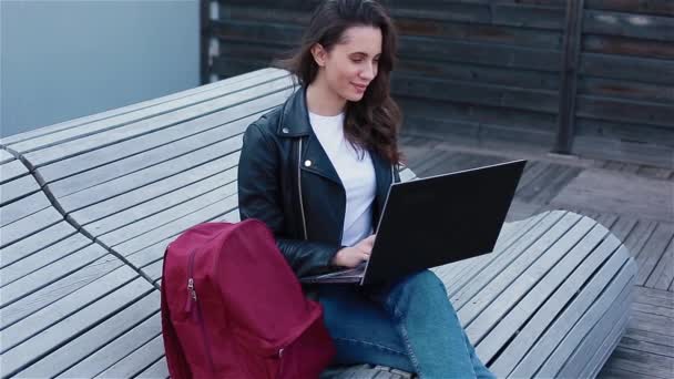 Young woman with laptop outside — Stock Video