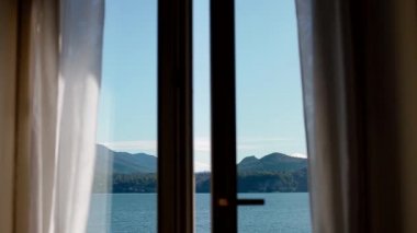 Lago Maggiore 'un pencereyi açarken görüntüsü