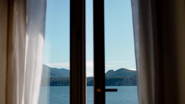 Blick auf den Lago Maggiore durch das sich öffnende Fenster — Stockvideo