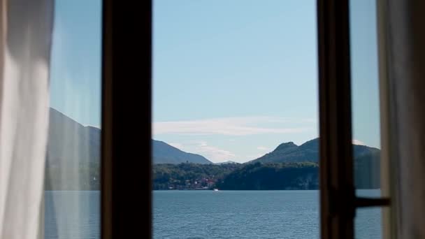 Kapatılan pencereden Lago Maggiore 'un görüntüsü. — Stok video