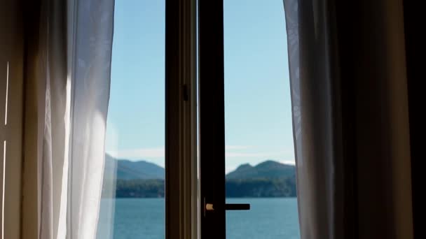 Lago Maggiore 'un pencereyi açarken görüntüsü — Stok video