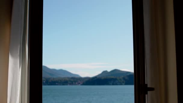 Utsikt över Lago Maggiore genom stängningsfönstret — Stockvideo