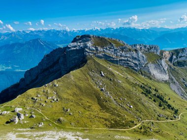 Güneşli bir yaz gününde İsviçre Alpleri 'ndeki Pilatus istasyonunun nefes kesici manzarası. Dağların zirveleri ve güzel manzaralar.