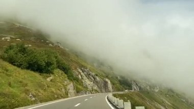 Şiddetli siste İsviçre 'de Sustenpass' a binmek