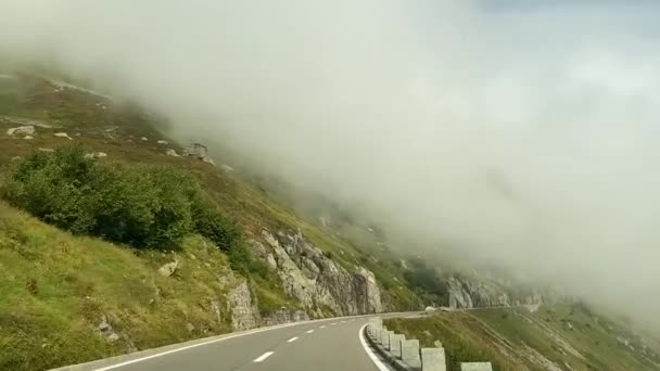 Passeggiata sul Sustenpass in Svizzera nella nebbia rigida — Video Stock