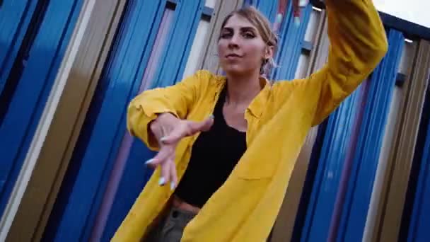 Жінка кавказька хіп-хоп танцівниця виконує — стокове відео