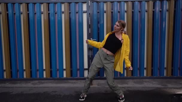 Žena kavkazský hip-hop tanečnice představení — Stock video