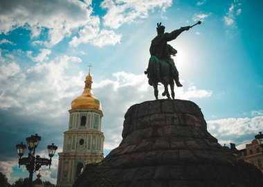 Güneşli bir günde Kiev 'de Hetman Bohdan Khmelnytsky heykeli