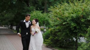 Gelin ve damat onların düğün yürüme üzerinde