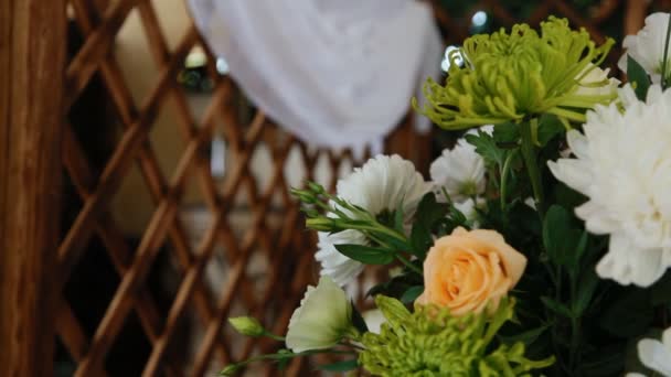 Estúdio de decoração preparar local para o casamento — Vídeo de Stock