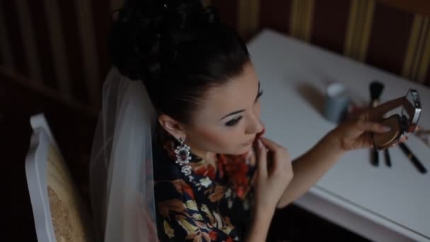 Brunette mooie bruid zichzelf voorbereiden de wedding day — Stockvideo