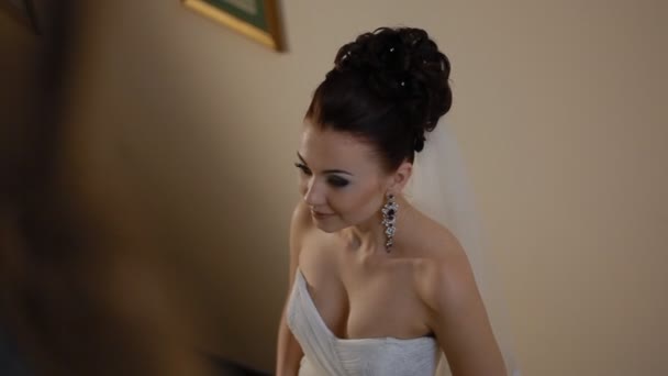 かわいいブルネット花嫁がカメラにポーズします。 — ストック動画