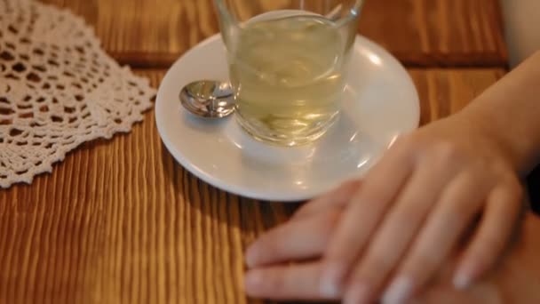 男と女のカフェでそれぞれ他の手に触れる — ストック動画