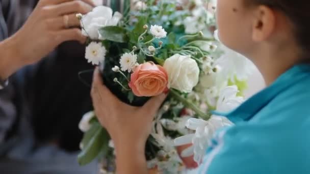 Estúdio de decoração preparar local para o casamento — Vídeo de Stock