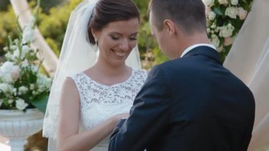 Gelin ve damat nikah yüzükleri değişimi