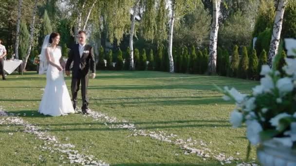 Bruid en bruidegom in hun bruids dans — Stockvideo