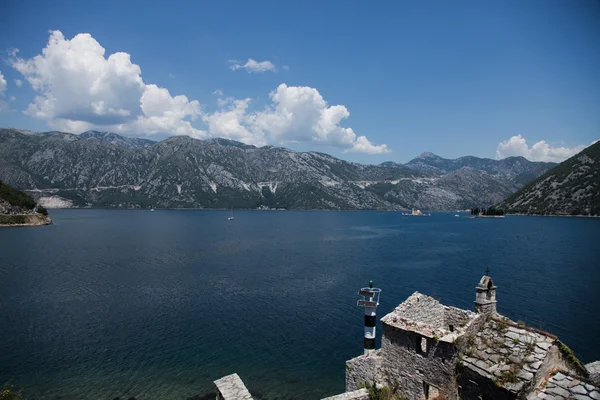 Güzel manzara ile göl ve dağların, Boko Kotor, Karadağ