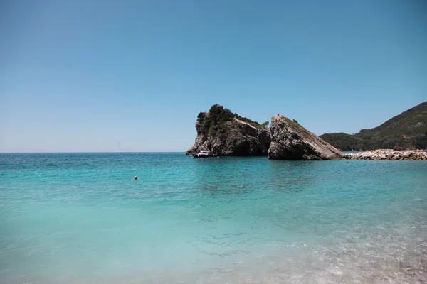 Kayalar ile Mini ada