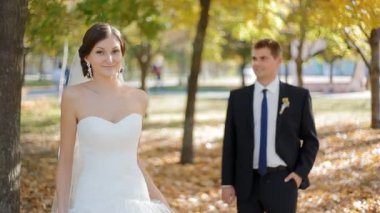 Damat bakmak onun gelin ve gülümseme
