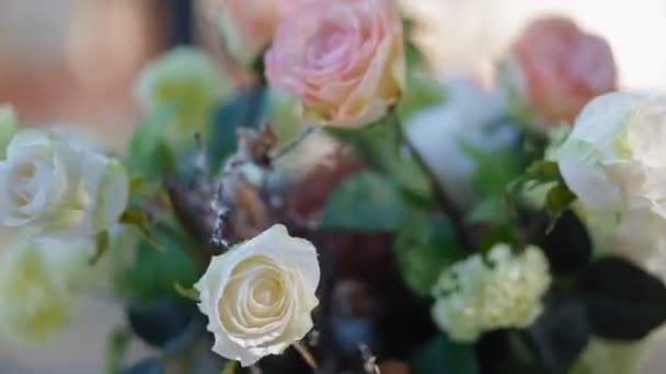Blumenstrauß aus synthetischen Blumen, Nahaufnahme — Stockvideo