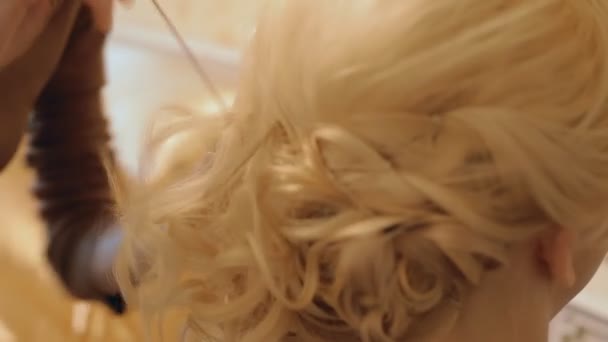 Femme faire coiffure — Video