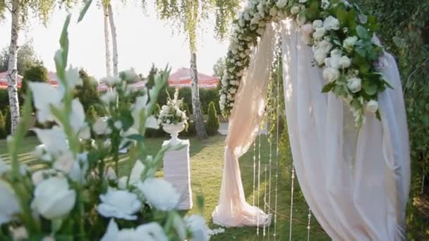 Bruiloft decoratie van natuurlijke bloemen — Stockvideo