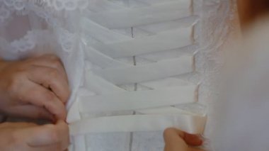 Kadın gelin gelinlik düzeltmek için yardım