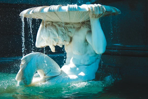 Çeşme heykeli hükümet binasını Viyana, Avusturya'da yakınındaki.