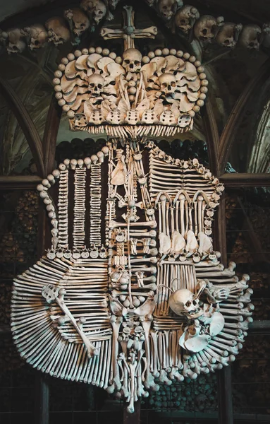 Wapenschild, gemaakt met natuurlijke menselijke botten. Kutna Hora. Czeh Republiek. — Stockfoto